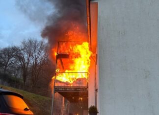 Lodernde Flammen bei dem Brand in Neviges. Foto: FW Velbert