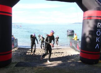 Klaus Findt nach der Schwimmstrecke. Foto: TTR