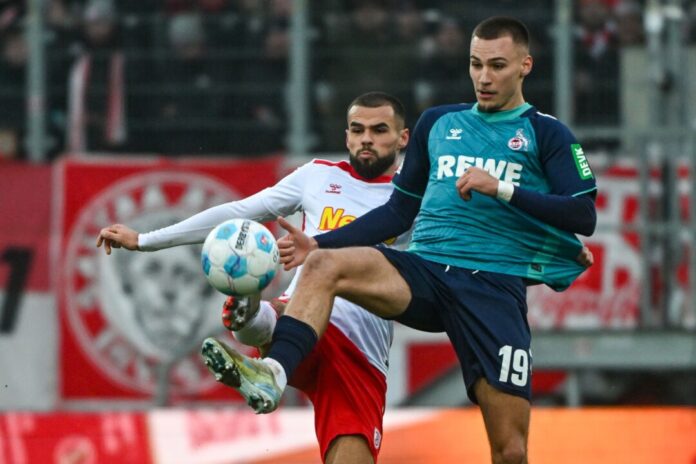 Der Kölner Tim Lemperle (rechts) und Robin Ziegele von Regensburg kämpfen um den Ball.