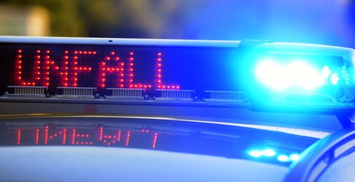Auf einem Polizeifahrzeug warnt eine Leuchtschrift vor einer Unfallstelle (Illustration).