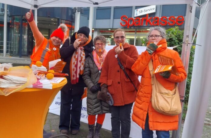 Bei dem Aktionstag setzten die Mitglieder des SI-Clubs in Heiligenhaus ein Zeichen gegen Gewalt. Foto: privat