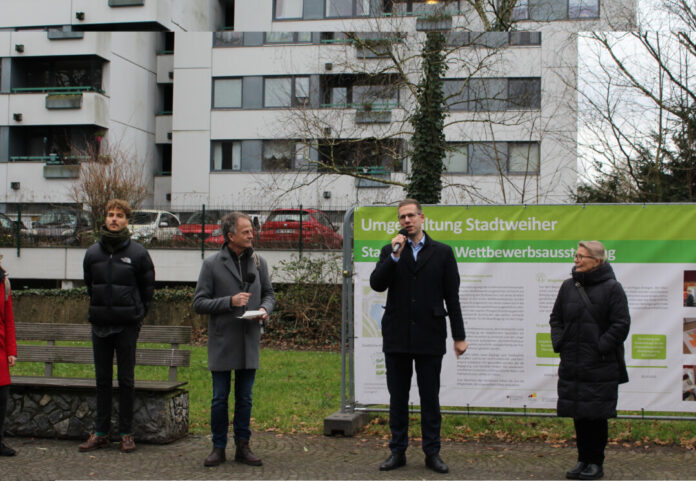 Bürgermeister Christoph Schultz (2. v.r.) und Preisgerichtsvorsitzende Prof. Ulrike Beuter (1.v.r.) präsentieren mit Thomas Scholle (2.v.l.) und Gereon Schmelter (1.v.l.) von Plan Lokal die Preisträger des Planungswettbewerbs. Foto: Stadt Erkrath