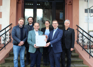 Bürgermeister Christoph Schultz (vorne rechts) übereicht an CatellaGeschäftsführer Klaus Franken (vorne links) die Baugenehmigung zur Realisierung der „Düssel-Terassen“ am Wimmersberg in Alt-Erkrath. Foto: Stadt Erkrath