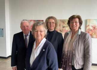 Die langjährige Vorsitzende Edeltraut Mai (2. v. l.) hat nach dem plötzlichen Tod von Helmut Funder (l.) wieder den Vorsitz der Kreisgemeinschaft Angerapp übernommen. Beide waren im März zusammen mit Bettina Schöpgens-Cohrs (r.) zu Besuch bei Bürgermeisterin Sandra Pietschmann. Foto: Kreisstadt Mettmann