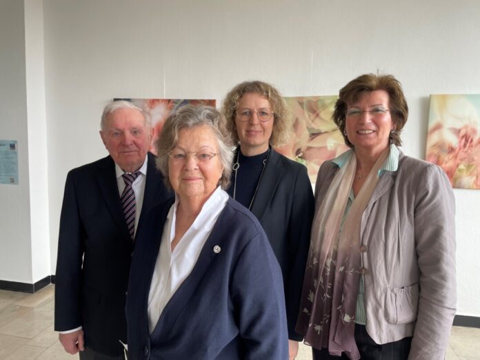 Die langjährige Vorsitzende Edeltraut Mai (2. v. l.) hat nach dem plötzlichen Tod von Helmut Funder (l.) wieder den Vorsitz der Kreisgemeinschaft Angerapp übernommen. Beide waren im März zusammen mit Bettina Schöpgens-Cohrs (r.) zu Besuch bei Bürgermeisterin Sandra Pietschmann. Foto: Kreisstadt Mettmann