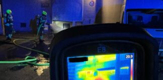 Die Feuerwehr kontrollierte den Brandort mit einer Wärmebildkamera. Foto: FW Ratingen