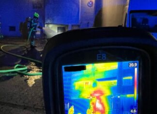 Die Feuerwehr kontrollierte den Brandort mit einer Wärmebildkamera. Foto: FW Ratingen