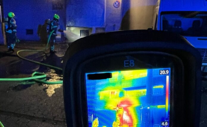 Die Feuerwehr kontrollierte den Brandort mit einer Wärmebildkamera. Foto: FW Ratingen