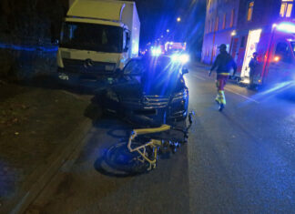 Am Dienstagabend, 17. Dezember, missachtete ein 83-jähriger Mercedes-Fahrer einen vorausfahrenden Pedelec-Fahrer und erfasste ihn von hinten. Foto: Polizei