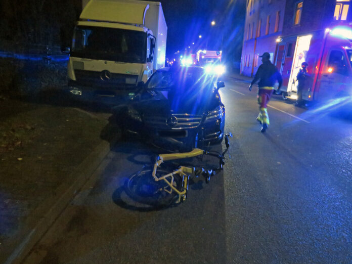 Am Dienstagabend, 17. Dezember, missachtete ein 83-jähriger Mercedes-Fahrer einen vorausfahrenden Pedelec-Fahrer und erfasste ihn von hinten. Foto: Polizei