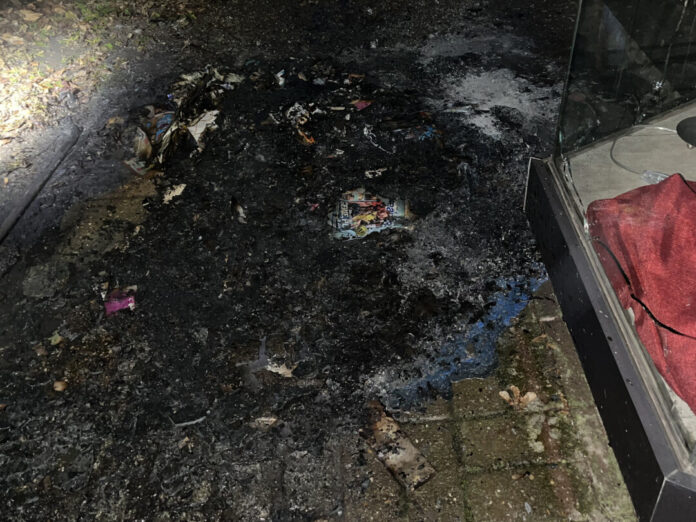 Die Papiermülltonne brannte vollständig nieder. Foto: Polizei