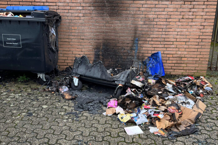 An Wochenende brannte es unter anderem an der Straße "Henkenheide": Hier wurde durch die Flammen eine Papiermülltonne zerstört. Foto: Polizei