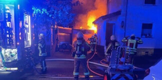 Bei Eintreffen der Polizeikräfte war die Feuerwehr der Stadt Langenfeld bereits vor Ort und führte Löschmaßnahmen durch. Nun ermittelt die Polizei nach der Ursache. Foto: Polizei