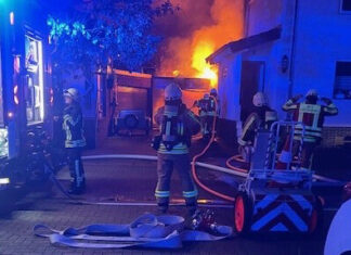 Bei Eintreffen der Polizeikräfte war die Feuerwehr der Stadt Langenfeld bereits vor Ort und führte Löschmaßnahmen durch. Nun ermittelt die Polizei nach der Ursache. Foto: Polizei