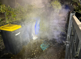 Am Freitagabend wurden in Hilden mehrere Mülltonnen auf dem Gelände eines Kindergartens durch einen Brand beschädigt. Foto: Polizei