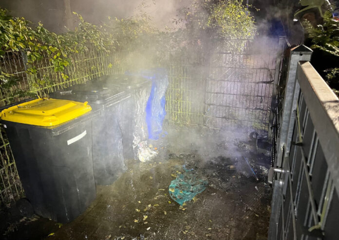 Am Freitagabend wurden in Hilden mehrere Mülltonnen auf dem Gelände eines Kindergartens durch einen Brand beschädigt. Foto: Polizei