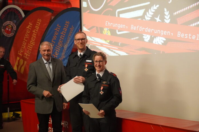 Jan Heinisch wurde mit dem Feuerwehr-Ehrenabzeichen in Gold für 35 Jahre aktiven Dienst ausgezeichnet und Daniela Vollmer wurde mit dem Feuerwehr-Ehrenabzeichen in Silber für 25 Jahre aktiven Dienst ausgezeichnet. Foto: Feuerwehr Heiligenhaus