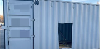 Um an ihre Beute zu gelangen, schnitten die Einbrecher einfach ein großes Loch in den Container. Foto: Polizei