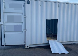 Um an ihre Beute zu gelangen, schnitten die Einbrecher einfach ein großes Loch in den Container. Foto: Polizei