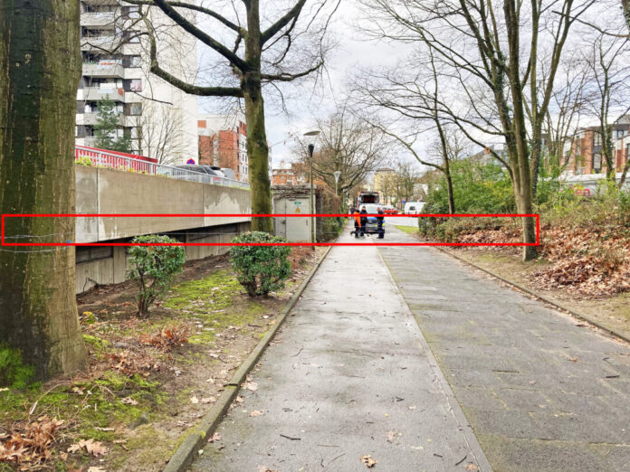 Kaum zu sehen und vor allem für Radfahrer brandgefährlich: Der Drath über dem Gehweg (rot eingerahmt). Foto: Polizei/Archiv
