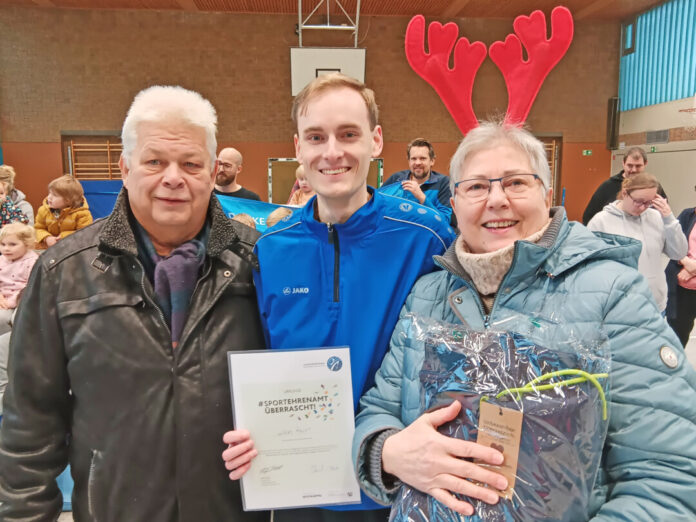 Thomas Stockter und Claudia Freund überreichten die Urkunde an Lukas Hanet (M.). Foto: privat