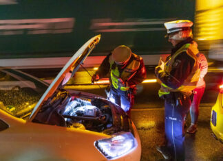 Die Polizei bei einer Kontrolle. Foto: Polizei/Symbolbild