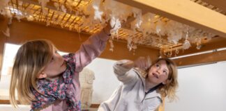 Kinder können in der Textilfabrik Themen rund um Baumwolle entdecken. Foto: LVR-ZMB/Stefan Arendt