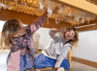 Kinder können in der Textilfabrik Themen rund um Baumwolle entdecken. Foto: LVR-ZMB/Stefan Arendt
