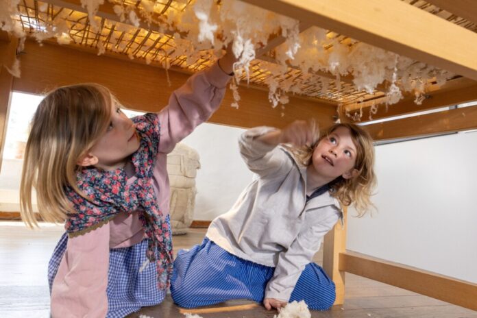 Kinder können in der Textilfabrik Themen rund um Baumwolle entdecken. Foto: LVR-ZMB/Stefan Arendt