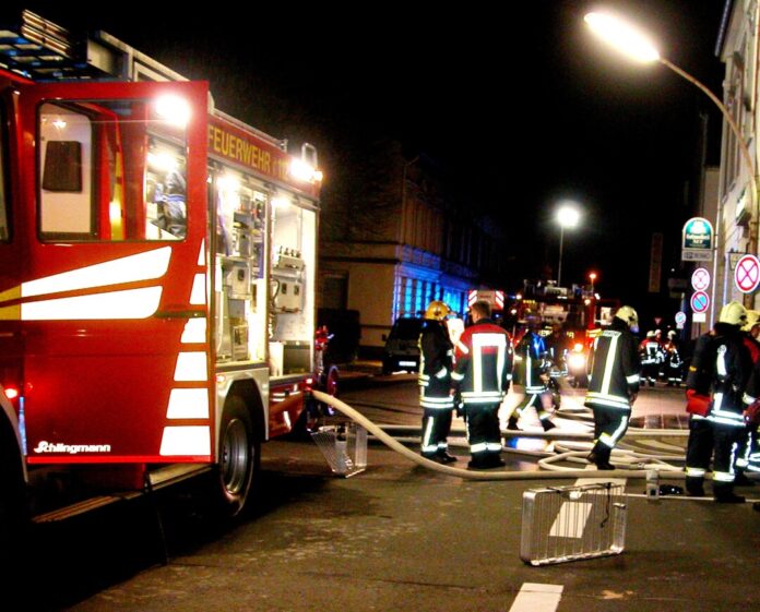 Die Feuerwehr war in Mettmann im Einsatz - nun ermittelt die Polizei. Foto: Polizei/Symbolbild