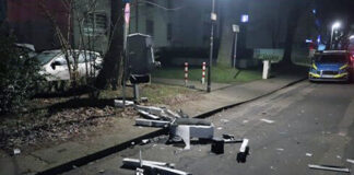 In der Nacht auf Samstag sprengte ein Duo einen Zigarettenautomaten auf. Foto: Polizei