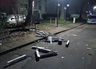 In der Nacht auf Samstag sprengte ein Duo einen Zigarettenautomaten auf. Foto: Polizei