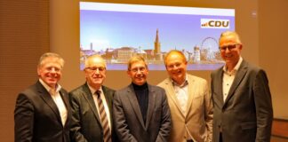 Wachwechsel an der Spitze der CDU-Fraktion im Regionalrat Düsseldorf (von links): Hans-Jürgen Petrauschke, Hans Hugo Papen, Manfred Läckes, Ewald Vielhaus und Dirk Brügge. Foto: CDU