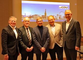 Wachwechsel an der Spitze der CDU-Fraktion im Regionalrat Düsseldorf (von links): Hans-Jürgen Petrauschke, Hans Hugo Papen, Manfred Läckes, Ewald Vielhaus und Dirk Brügge. Foto: CDU