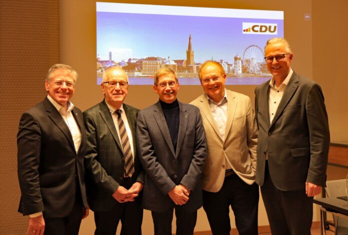 Wachwechsel an der Spitze der CDU-Fraktion im Regionalrat Düsseldorf (von links): Hans-Jürgen Petrauschke, Hans Hugo Papen, Manfred Läckes, Ewald Vielhaus und Dirk Brügge. Foto: CDU