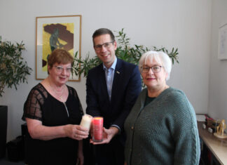 Auch 2024 kam das Friedenslicht wieder ins Erkrather Rathaus, wo es von der stellvertretenden Bürgermeisterin Regina Wedding (l.) an Bürgermeister Christoph Schultz (M.) und Ratsfrau Annette Kirchhoff (r.) übergeben wurde. Foto: Stadt Erkrath