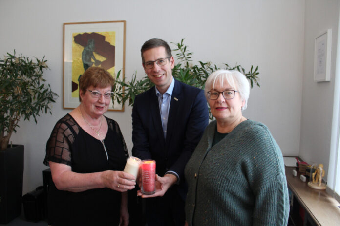 Auch 2024 kam das Friedenslicht wieder ins Erkrather Rathaus, wo es von der stellvertretenden Bürgermeisterin Regina Wedding (l.) an Bürgermeister Christoph Schultz (M.) und Ratsfrau Annette Kirchhoff (r.) übergeben wurde. Foto: Stadt Erkrath Auch 2024 kam das Friedenslicht wieder ins Erkrather Rathaus, wo es von der stellvertretenden Bürgermeisterin Regina Wedding (l.) an Bürgermeister Christoph Schultz (M.) und Ratsfrau Annette Kirchhoff (r.) übergeben wurde. Foto: Stadt Erkrath