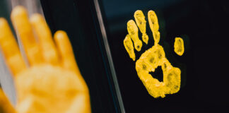 Gelbe Hand, hier mit Herz: Dieses Zeichen steht für Toleranz und gegen Diskriminierung. Foto: IG BAU/Nils Hillebrand