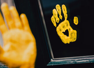 Gelbe Hand, hier mit Herz: Dieses Zeichen steht für Toleranz und gegen Diskriminierung. Foto: IG BAU/Nils Hillebrand