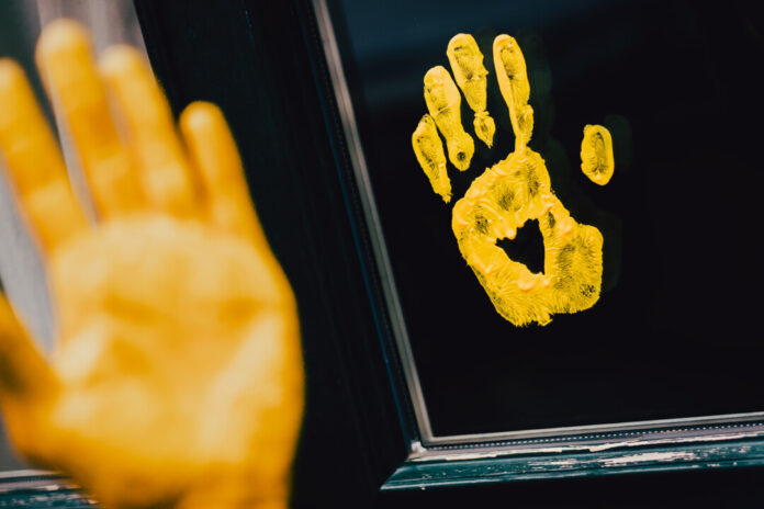 Gelbe Hand, hier mit Herz: Dieses Zeichen steht für Toleranz und gegen Diskriminierung. Foto: IG BAU/Nils Hillebrand