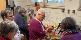 Teilnehmerinnen und Teilnehmer kochen gemeinsam in den Räumen der AWO in Haan. Foto: Kreis ME