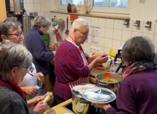 Teilnehmerinnen und Teilnehmer kochen gemeinsam in den Räumen der AWO in Haan. Foto: Kreis ME