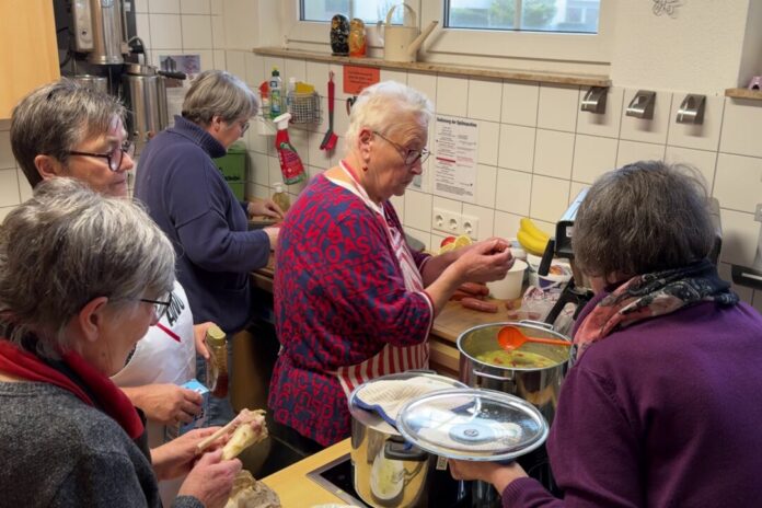 Teilnehmerinnen und Teilnehmer kochen gemeinsam in den Räumen der AWO in Haan. Foto: Kreis ME