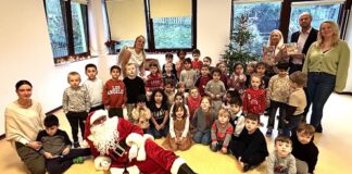 Viele Geschenke gab es für die Kinder und Erzieherinnen der Kolping-Kita. Foto: AOK