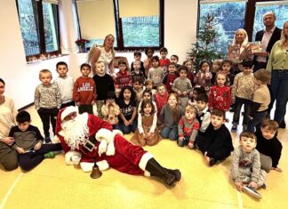 Viele Geschenke gab es für die Kinder und Erzieherinnen der Kolping-Kita. Foto: AOK