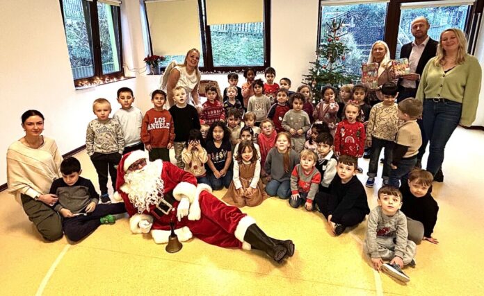 Viele Geschenke gab es für die Kinder und Erzieherinnen der Kolping-Kita. Foto: AOK