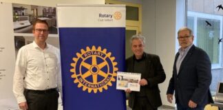 Freude bei den Beteiligten: Pflegedirektor Jens Banasiak mit Juan Gregori y Ribes und Reinhard Schulze Neuhoff (beide Rotary Club Velbert). Foto: privat