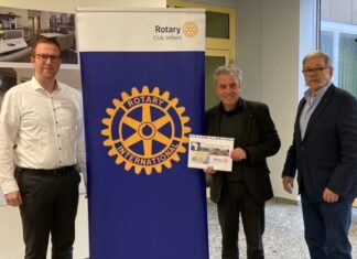 Freude bei den Beteiligten: Pflegedirektor Jens Banasiak mit Juan Gregori y Ribes und Reinhard Schulze Neuhoff (beide Rotary Club Velbert). Foto: privat