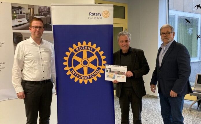 Freude bei den Beteiligten: Pflegedirektor Jens Banasiak mit Juan Gregori y Ribes und Reinhard Schulze Neuhoff (beide Rotary Club Velbert). Foto: privat