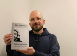 Jan-Dirk Platek schreibt in seinem Buch "Schizophrenie - Wenn das Gehirn Dir Streiche spielt" über sein Leben. Foto: Volkmann